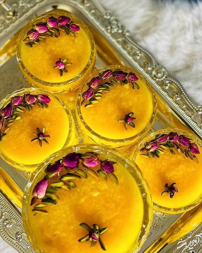 تزیین ساده شله زرد با گل محمدی تزیین ساده شله زرد